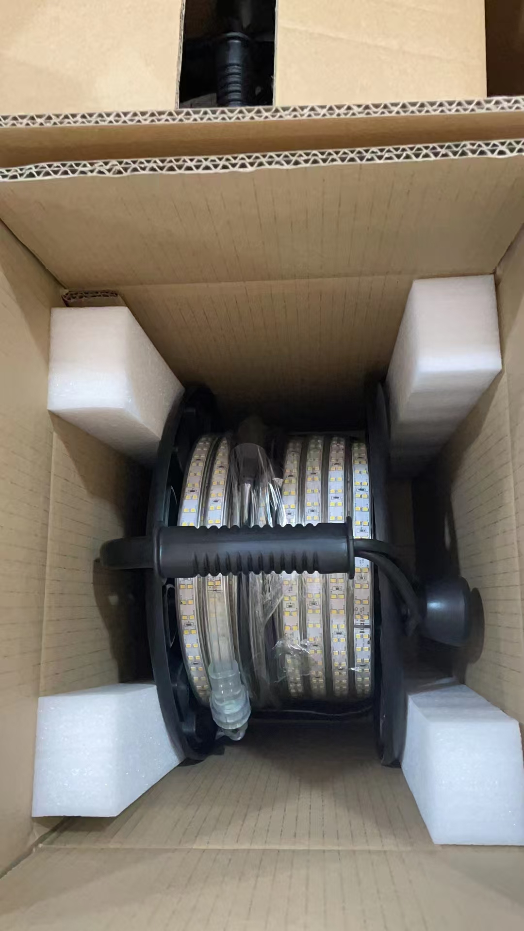 230 vクレーン工事現場にはLed携帯型ストリップライト、ドラム25 Mを使用し、屋外と室内の臨時照明に使用する